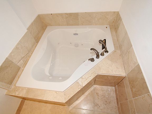 5th image of 2423 Oriole St