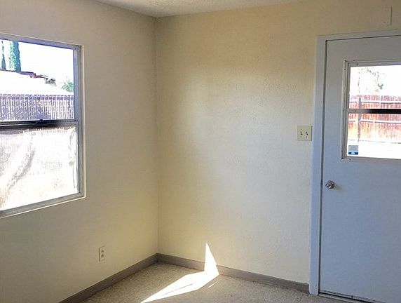 4th image of 25140 Gentian Ave