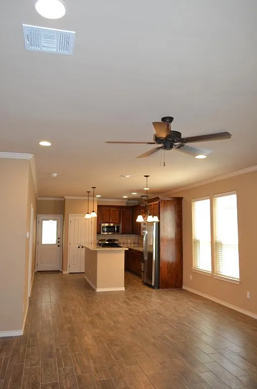 5 bed, 5.5 bath, 2090 sqft, $5,295 — Photo 4