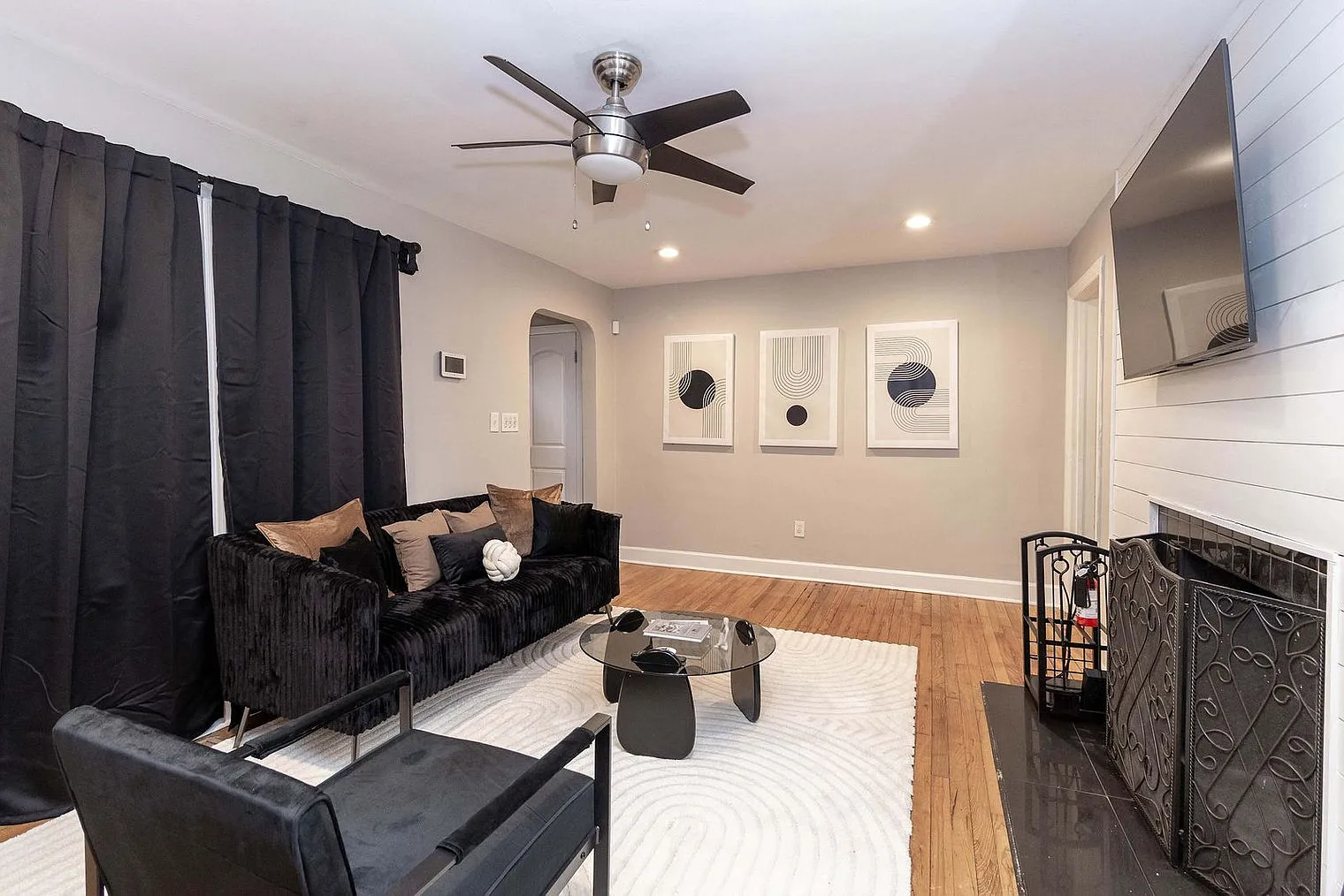 3 bed, 1.0 bath, $3,344 — Photo 3