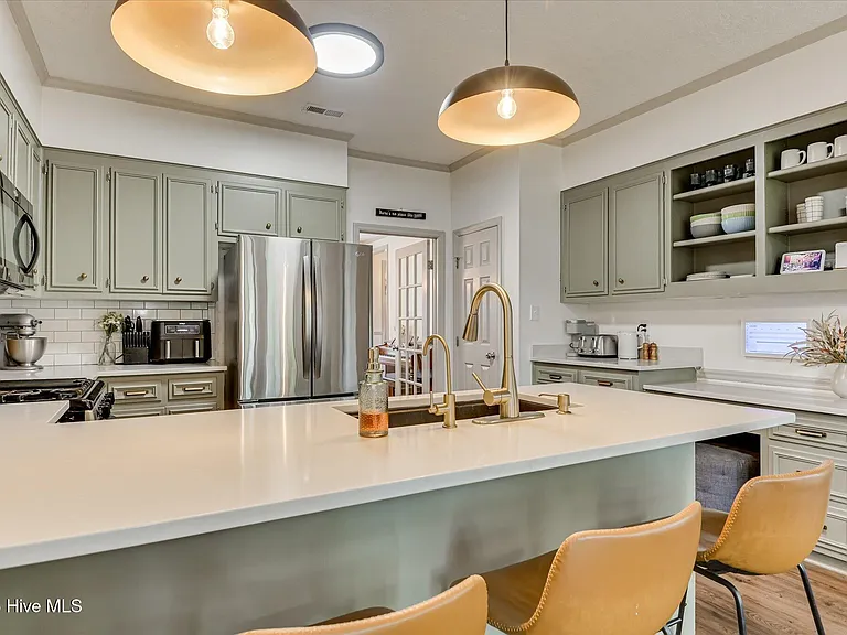 1084 Severn Dr — Photo 8