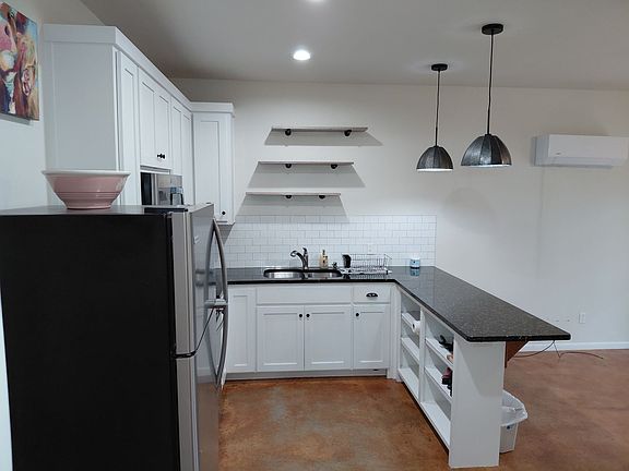 4th image of 342 Meadow Rd APT A
