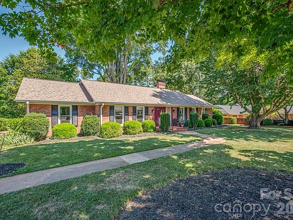 3rd image of 271 McCall Dr