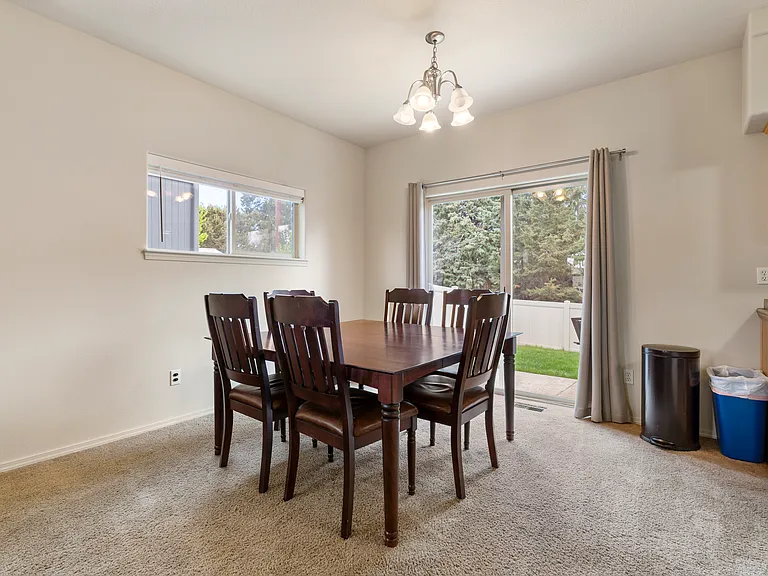 676 SE Gleneden Pl — Photo 7