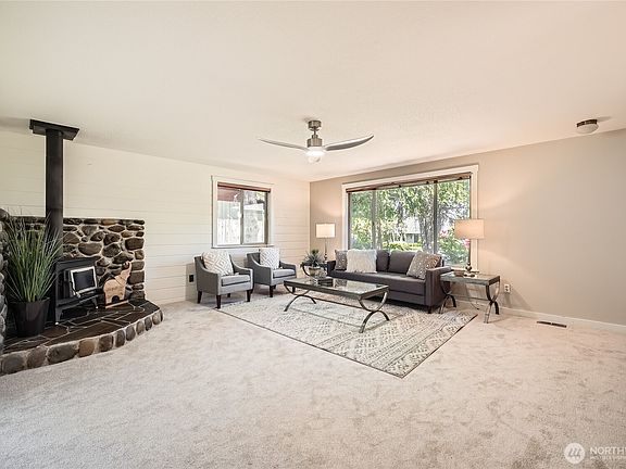 3rd image of 2125 27th Court NE