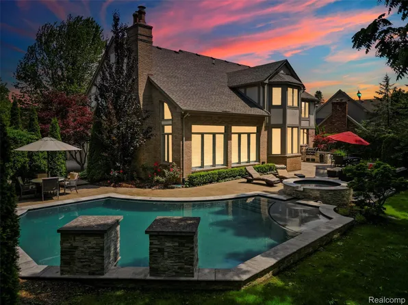 5657 Greenhill Dr, Troy, MI 48098