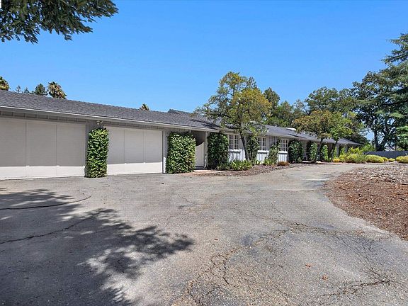 4th image of 16 Crest Estate Dr