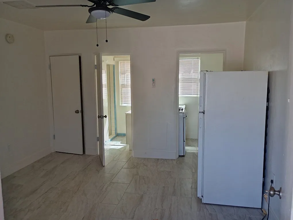 Building Photo - 301 N Sunshine Blvd #4
