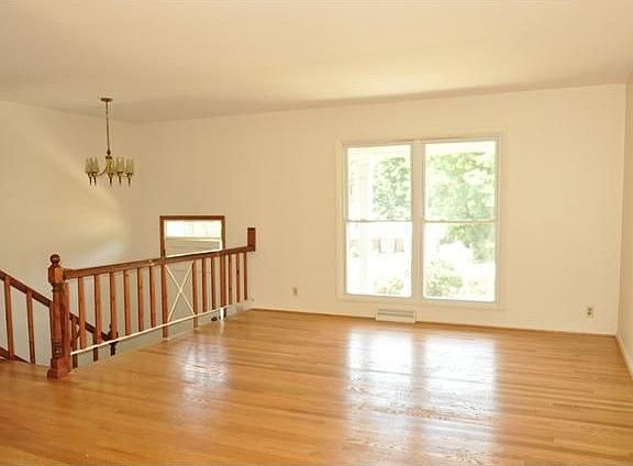 2nd image of 19 Oak Hill Ter