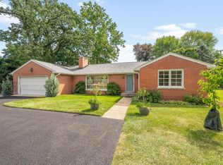 985 W Deerpath, Lake Forest, IL 60045