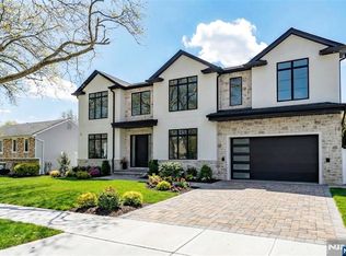 192 Thomas Dr, Paramus, NJ 07652