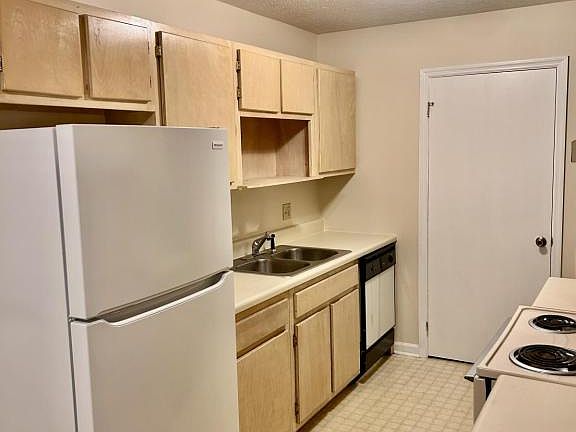 3rd image of 305 Far Side Dr APT 12