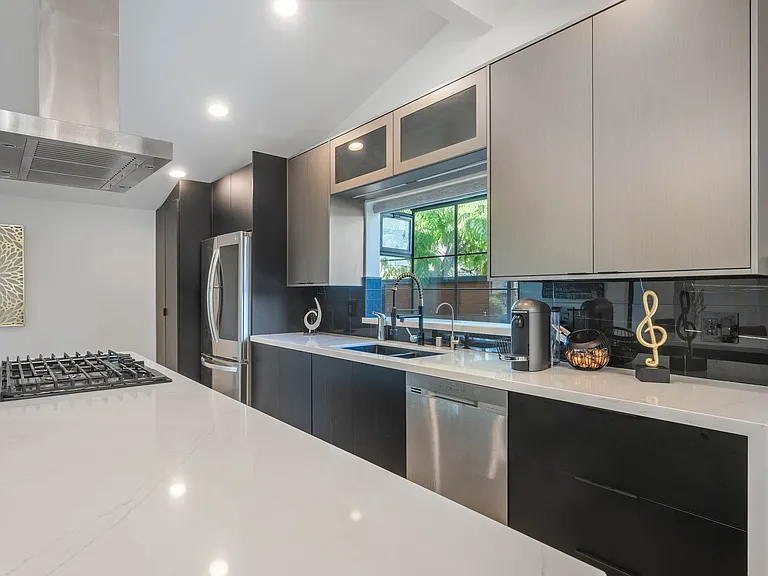 20412 Oxnard St — Photo 10