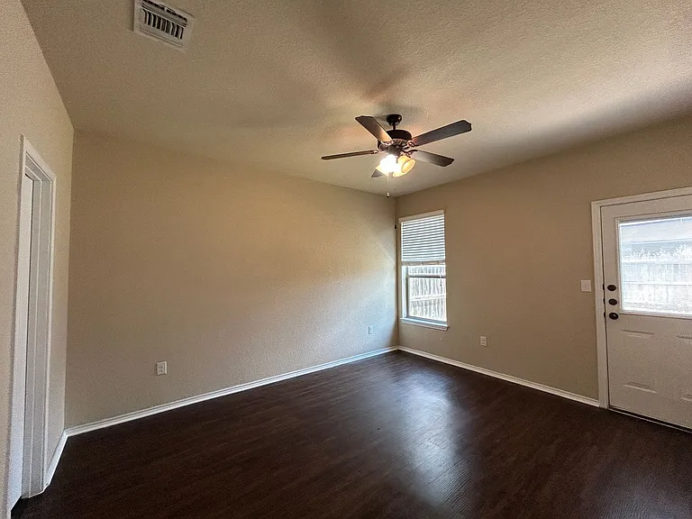 697 Creekside Cir — Photo 14