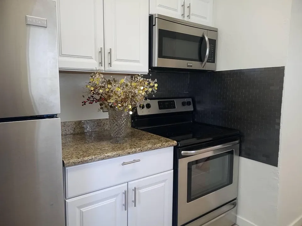 982 Bayview Ave #4