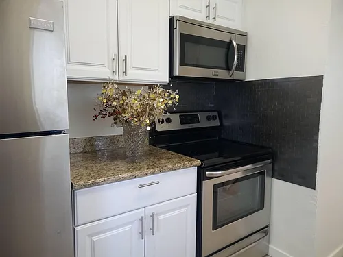 982 Bayview Ave #4 Photo 1