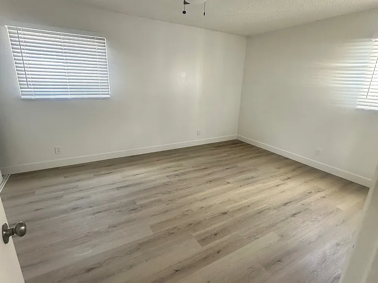 5548 Yarmouth Ave #15 — Photo 7
