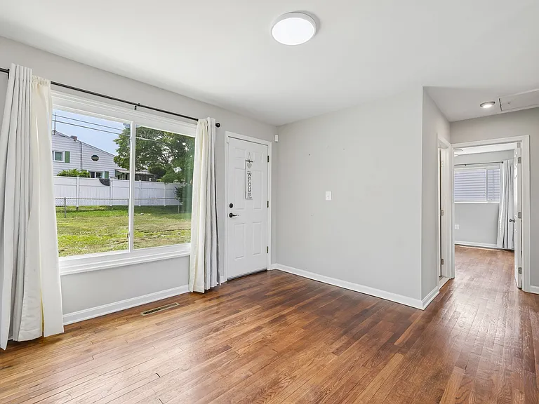 933 Prestwood Rd — Photo 4