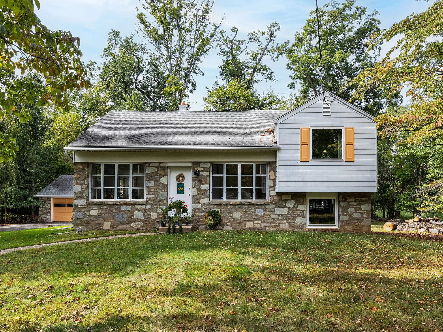 4 bed, 1.5 bath, 2100 sqft, $3,700 — Photo 2