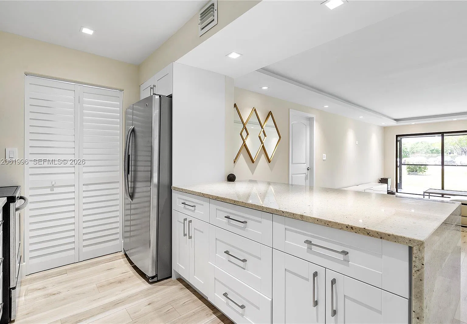 230 Lakeview Dr — Photo 3