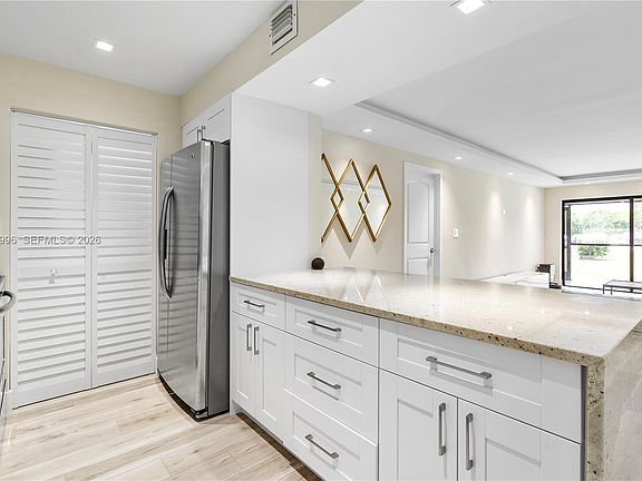 5th image of 230 Lakeview Dr APT 106