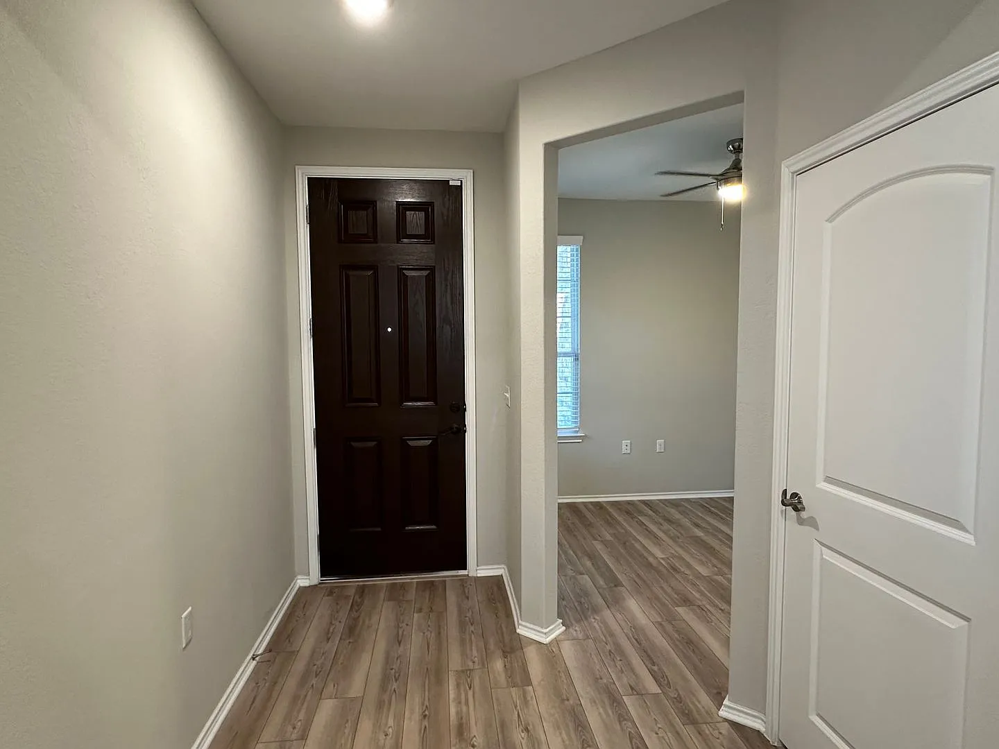 Spacious Well Maintained Single Story 2 Bedroom plus 1 Den, 2 Bathrooms Home for Rent in desired ... — Photo 4
