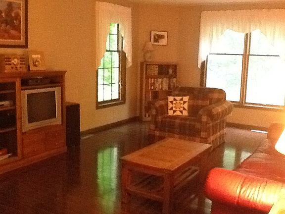 5th image of 110 Sylvan Way