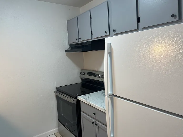 Renovated, Large UNM Area 2 Bed Apt w/ Washer / Dryer and Private Yard — Photo 17