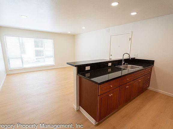 5th image of 1525 Schiller St #B