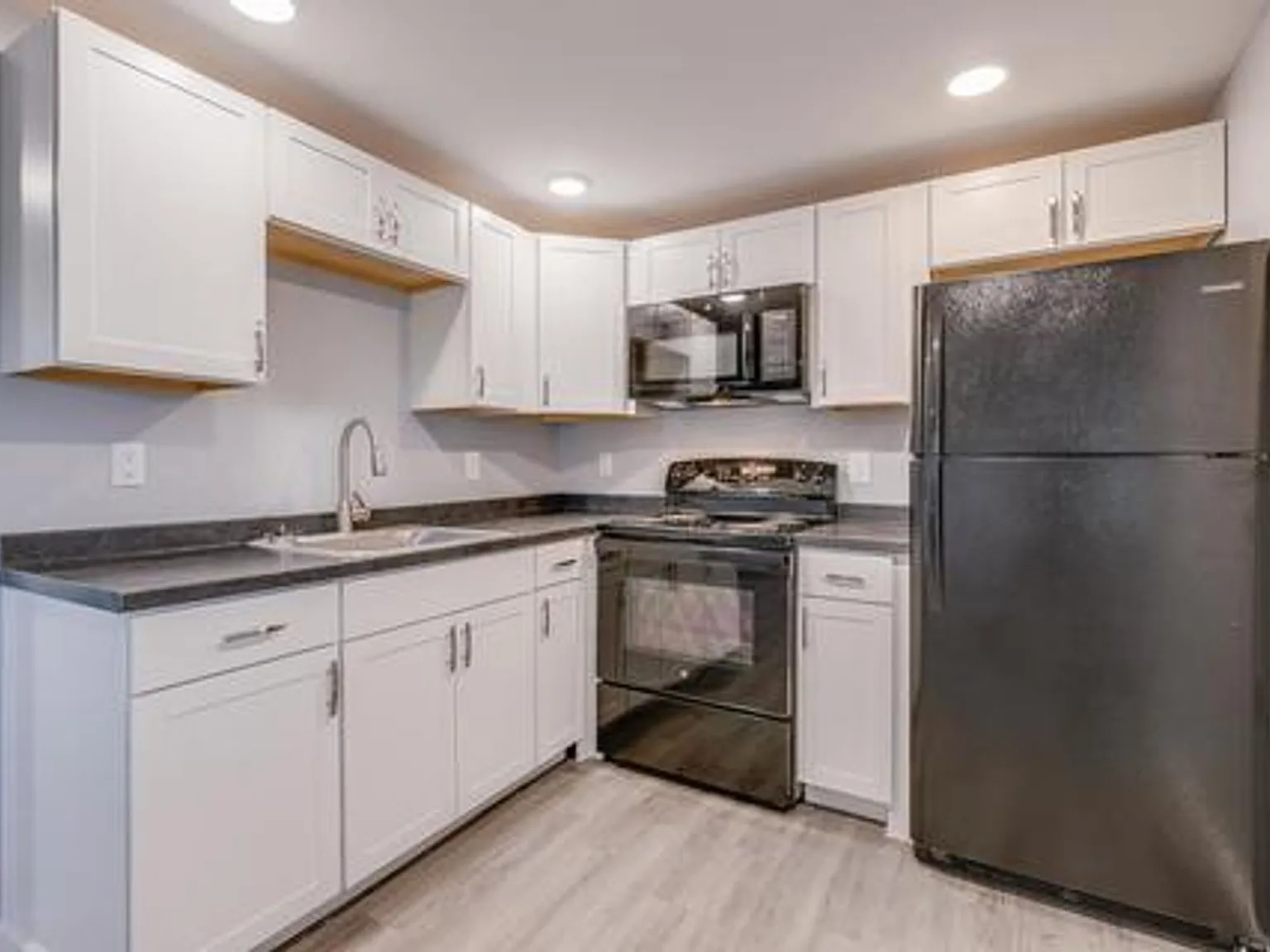 Convenient living, unbeatable location! — Photo 1