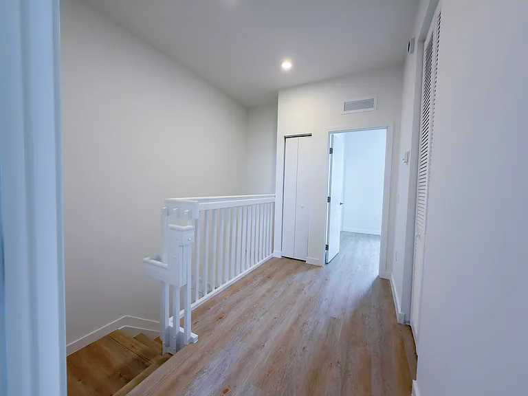 142 NW 10th Pl — Photo 19