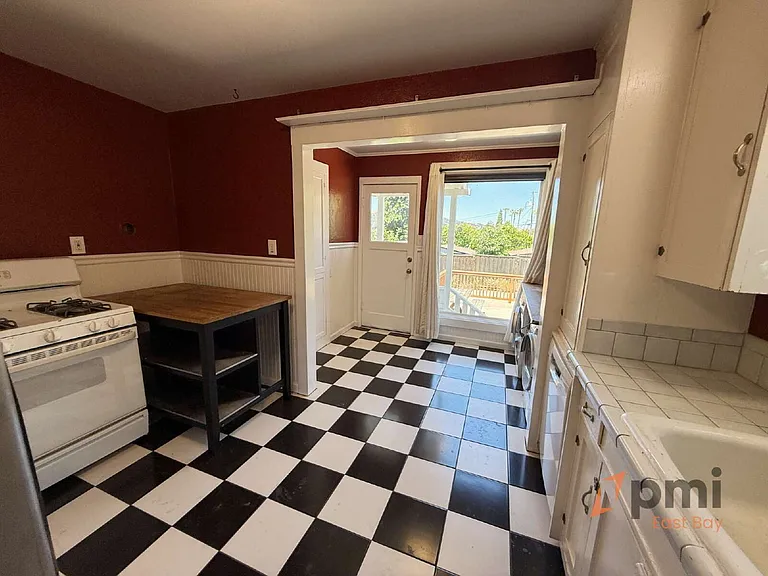 1435 Cedar St — Photo 3