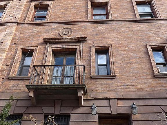 3rd image of 213 W 139th St