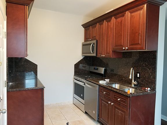 3rd image of 6752 N Lakewood Ave #2