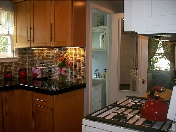 5th image of 121 Linden Ave