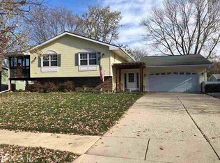 104 S Devonshire Dr, Bloomington, IL 61704