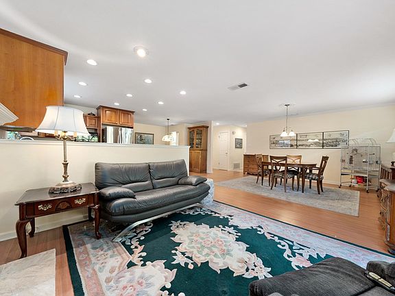 3rd image of 6367 Creekcrest Cir