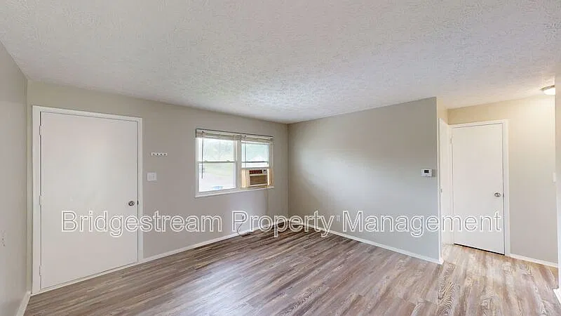 2 bed, 1.0 bath, $950 — Photo 3