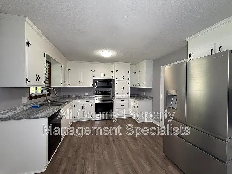 4 bed, 2.0 bath, 1581 sqft, $2,050 — Photo 3