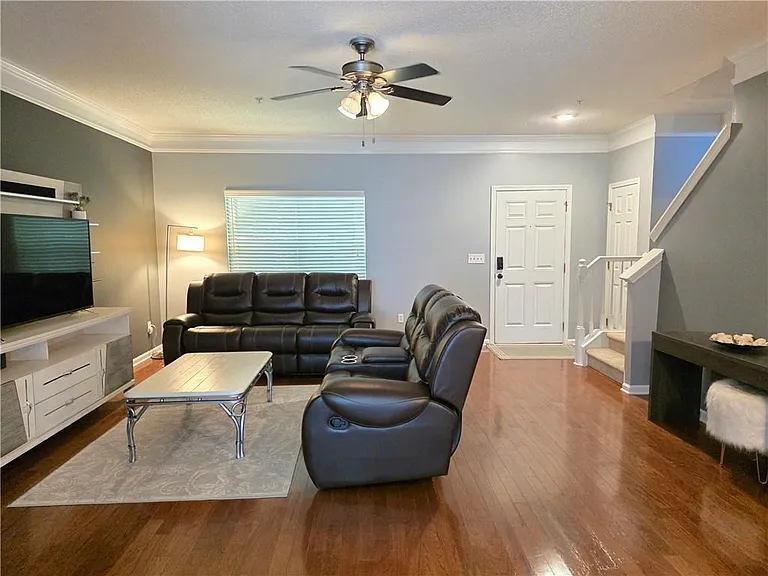 1208 Charleston Ct — Photo 3