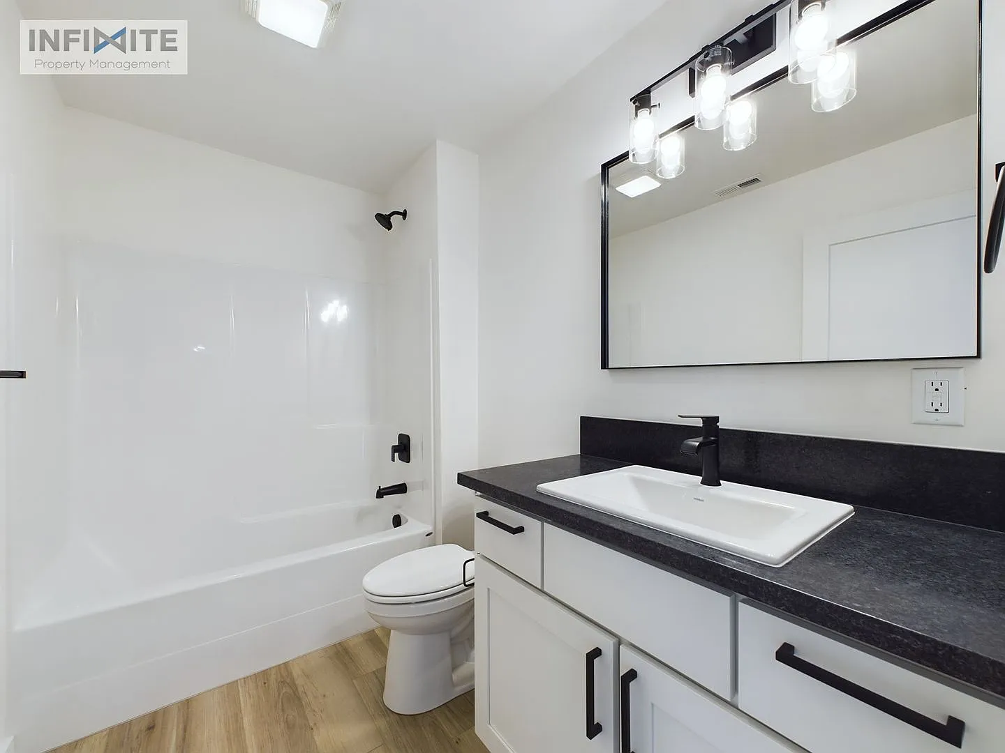 Wonderful 3 Bedroom End Unit — Photo 2