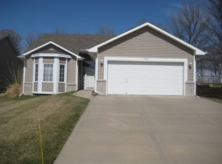 9202 Hillcrest Dr, La Vista, NE 68128