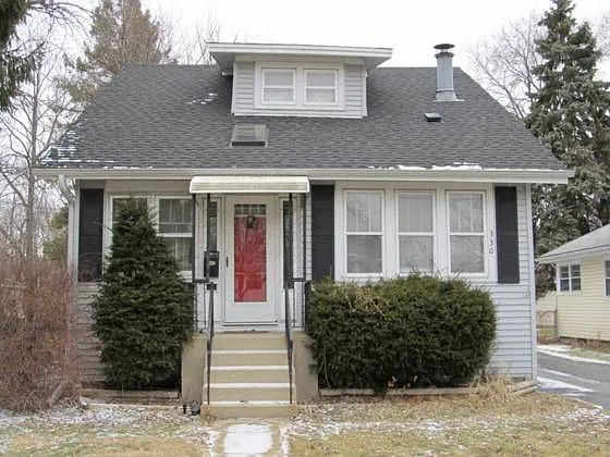 330 W School St photo 1