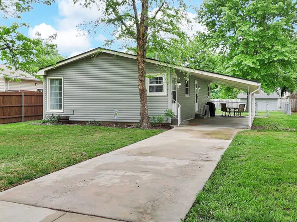 110 S Walnut St, Douglass, KS 67039