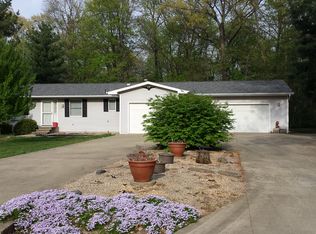 15616 N West Rd, Effingham, IL 62401