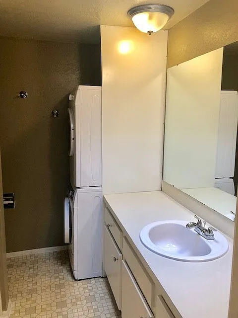 Lakefront Living in sought 60/01 complex — Photo 4