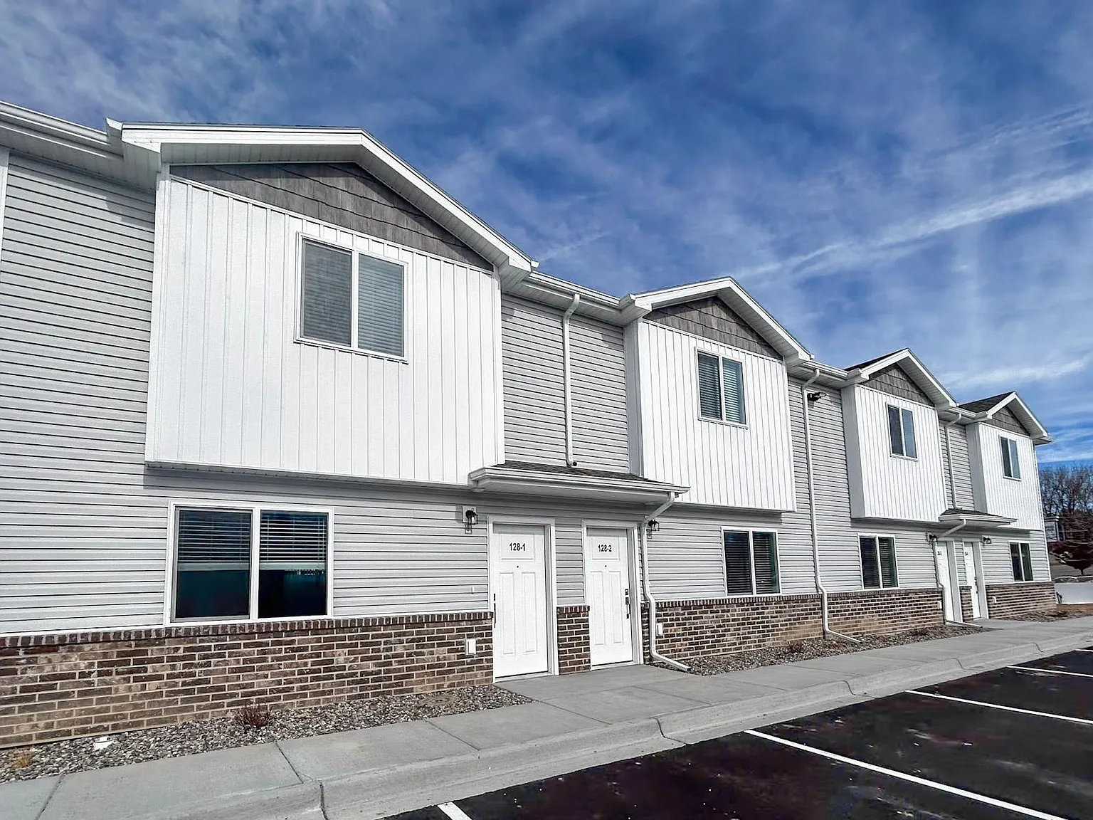 3 bed, 2.5 bath, 1600 sqft, $1,600 — Photo 2