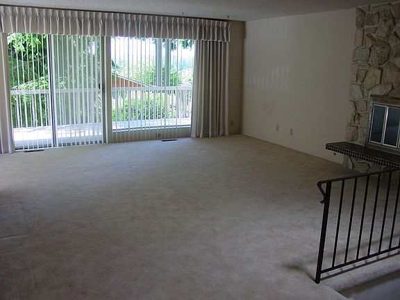 4th image of 102 NW Solnae Pl