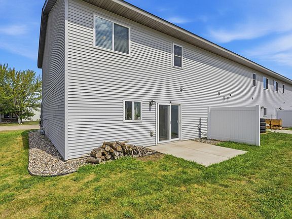 3rd image of 416 Sierra Pl