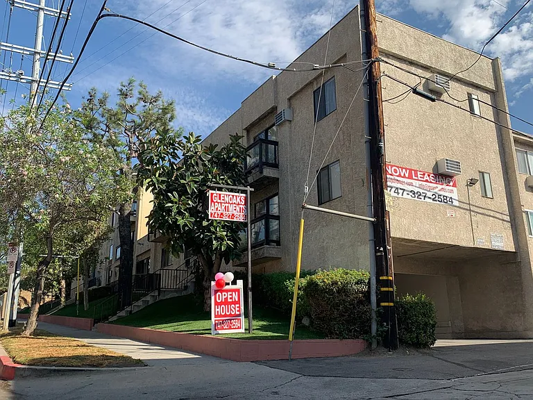 800 Glenoaks Apartments — Photo 22